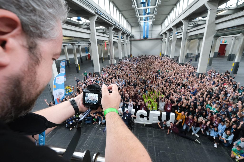 Nilo Velez taking WordCamp Europe family photo